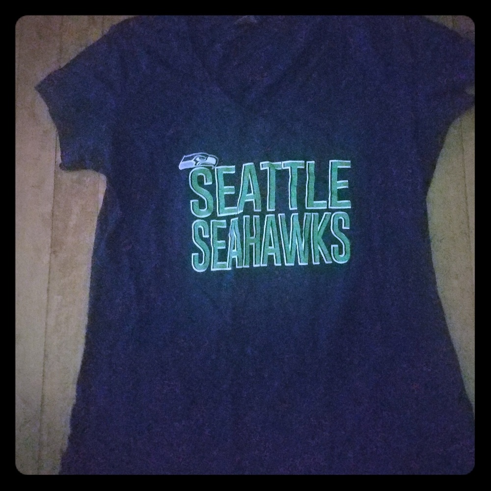 Ladie's Seahawks tee size L